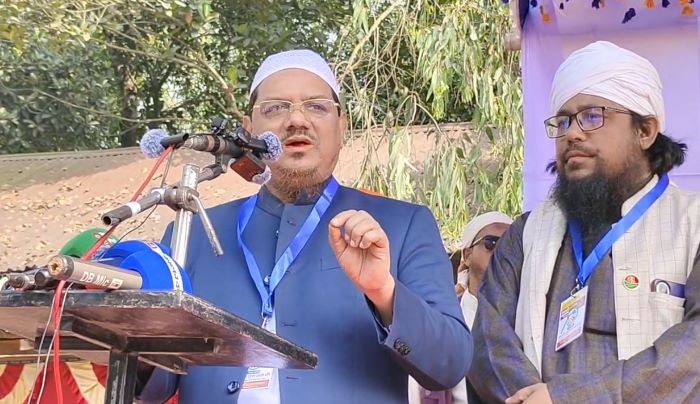 জামায়াতের আমীর বে-পর্দা নারীর সাথে সেলফি তুলে জামায়াত ইসলামের নামে মিথ্যাচার করছেন: চরমোনাই পীর